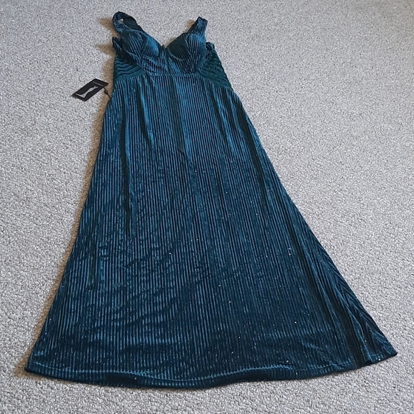 New Green Velvet Pleaded Evening Prom Dresses. - Picture 4 of 12